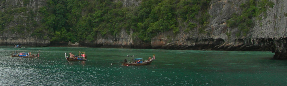 Turisti in thailandia Fra i paesi del Sud-est Asiatico, la Thailandia é quello che conserva più evidenti tracce del passato storico e artistico e offre al turista antiche rovine, templi, città abbandonate. I vacanzieri godranno delle paradisiache spiagge e delle isole incantate - ammesso che riescano a tenersi alla larga dai circuiti degli alberghi delle multinazionali.
